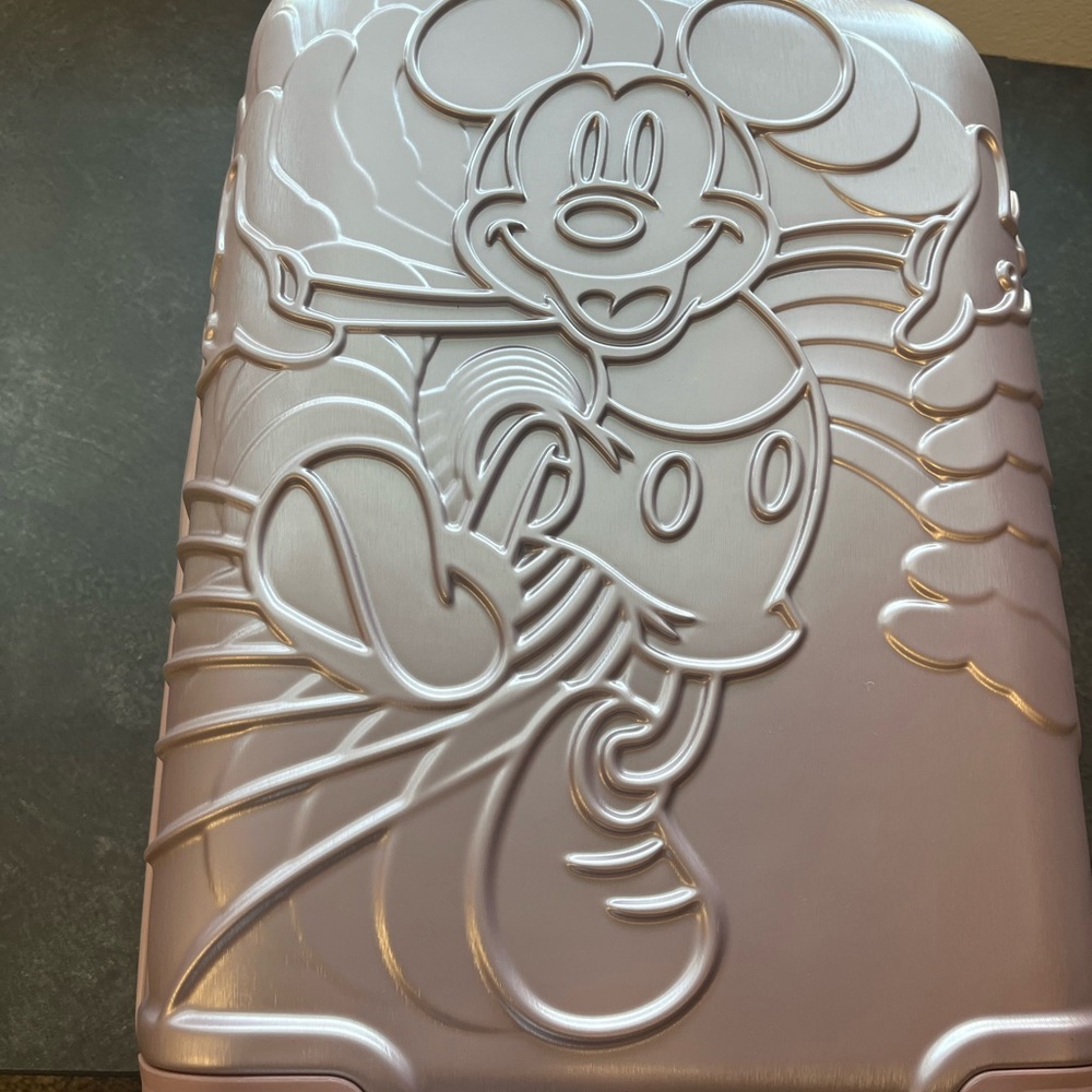 New ***DISNEY RUNNING
MICKeY 21" SPINNER
LUGGAGE, ROSE GOLD